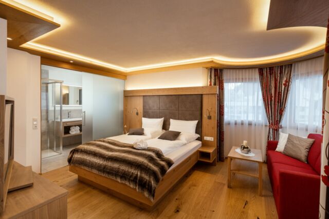 Gemütliches Doppelbettzimmer an romantischen Tagen mit guter Rundumsicht.