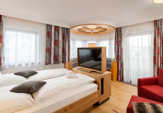 Gemütliches Doppelbettzimmer mit drehbarem Fernseher.